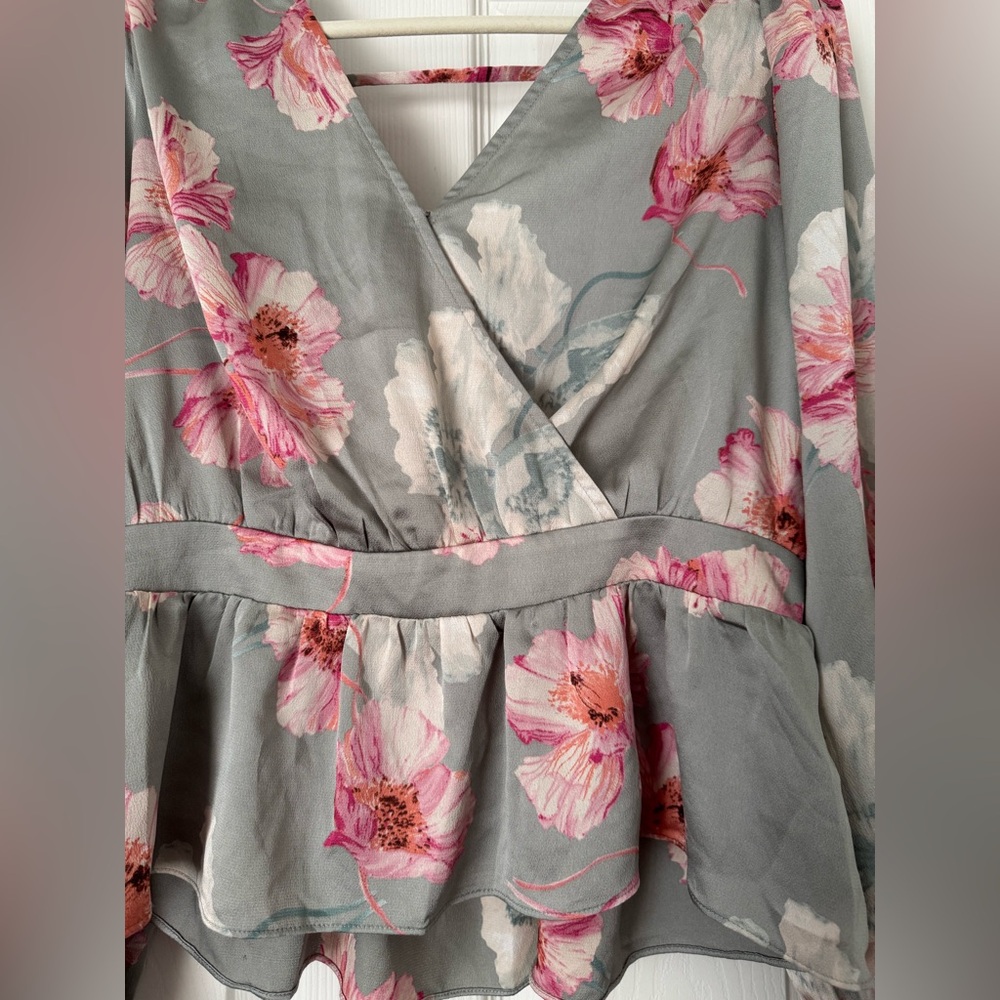 Express Ladies Sage Color Top With Raspberry Whit… - image 8